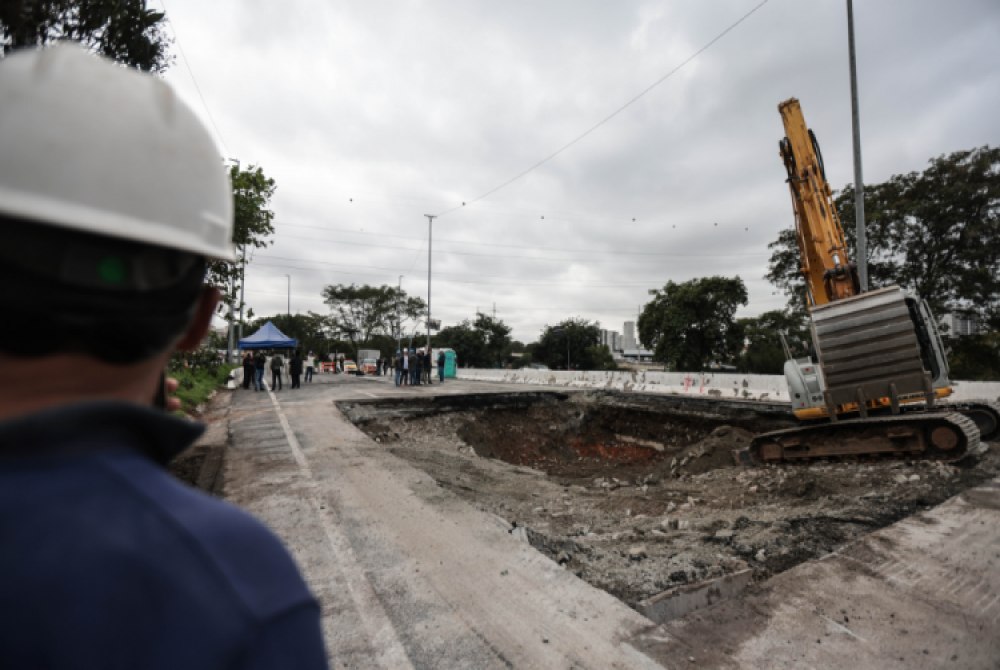 Ap�s cratera reabrir, Sabesp anuncia constru��o de al�a de acesso tempor�ria na Marginal Tiet�.