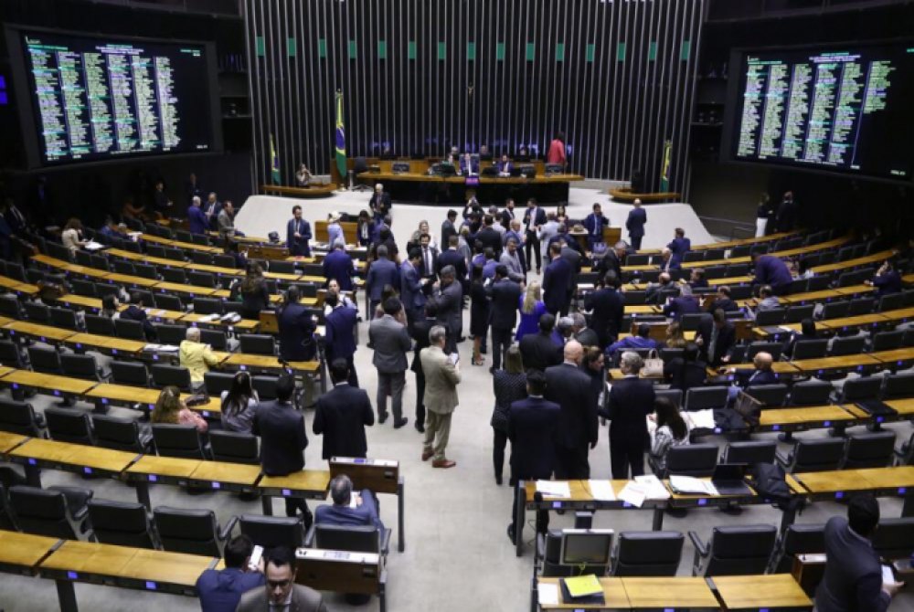 C�mara dos Deputados aprova reajuste para servidores p�blicos com impacto financeiro de R$ 17,9 bilh�es.