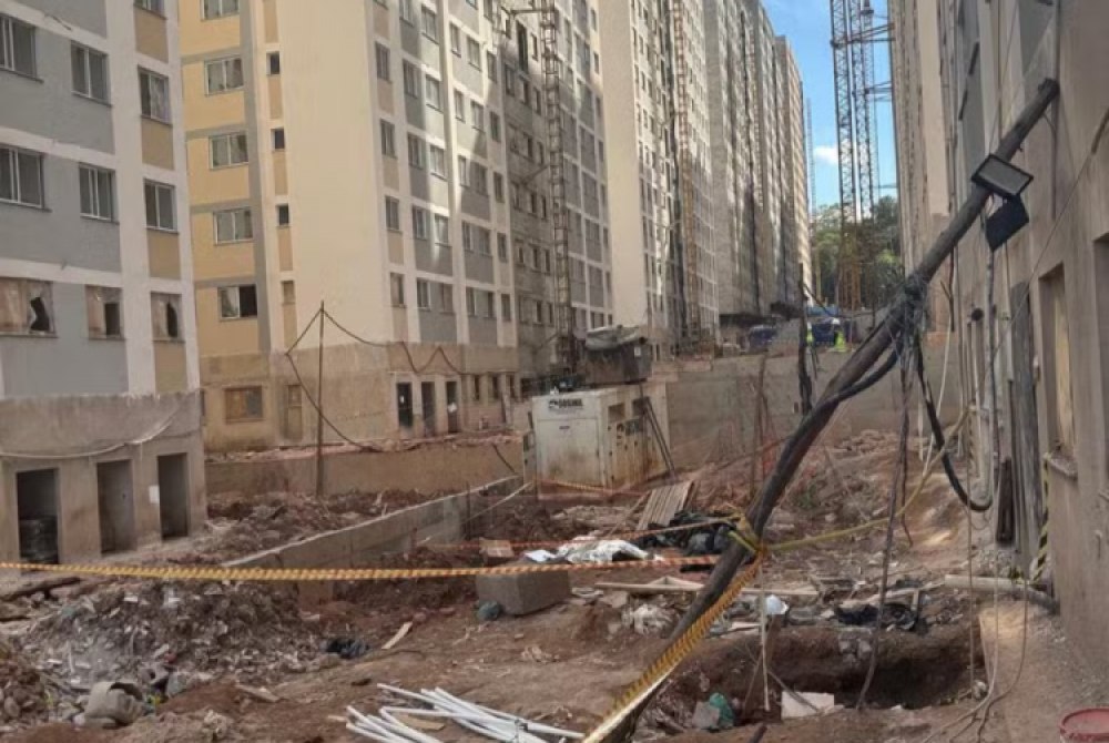 Minist�rio do Trabalho interdita elevadores de obra em que tr�s trabalhadores morreram em SP.