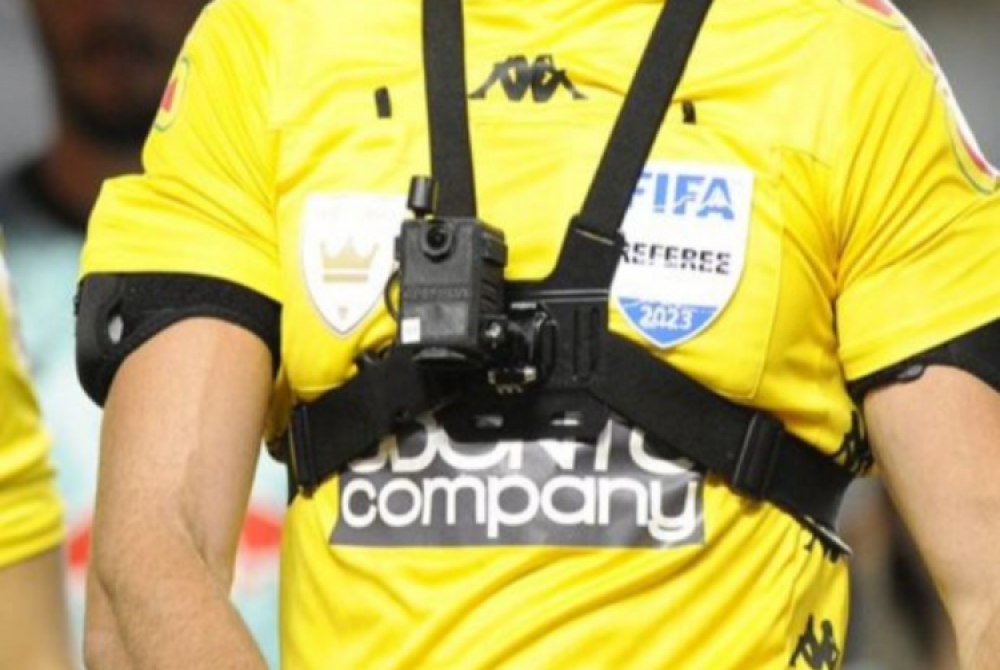 �rbitros da Copa do Mundo de Clubes usar�o c�meras corporais, informa Fifa.