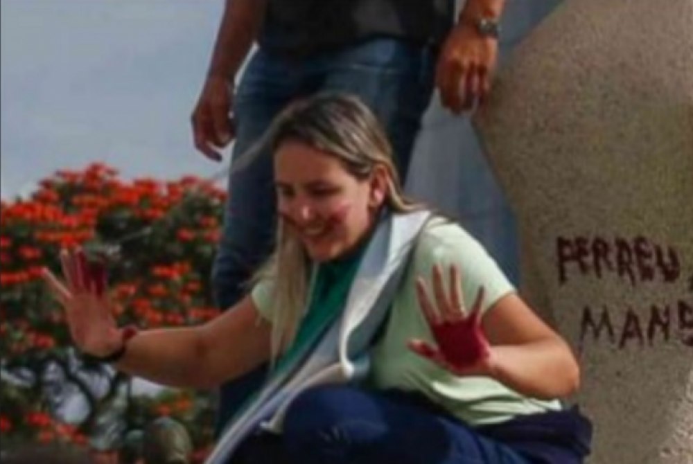 STF mant�m pena de 14 anos para mulher que pichou est�tua do STF com batom.