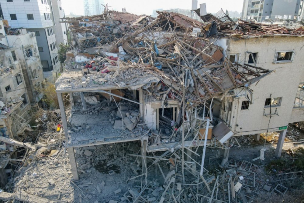 Ir� dispara m�sseis contra Israel em resposta a bombardeio maci�o.