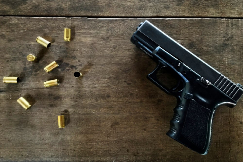 Crian�a de dois anos mata a m�e acidentalmente enquanto brincava com a arma do pai.