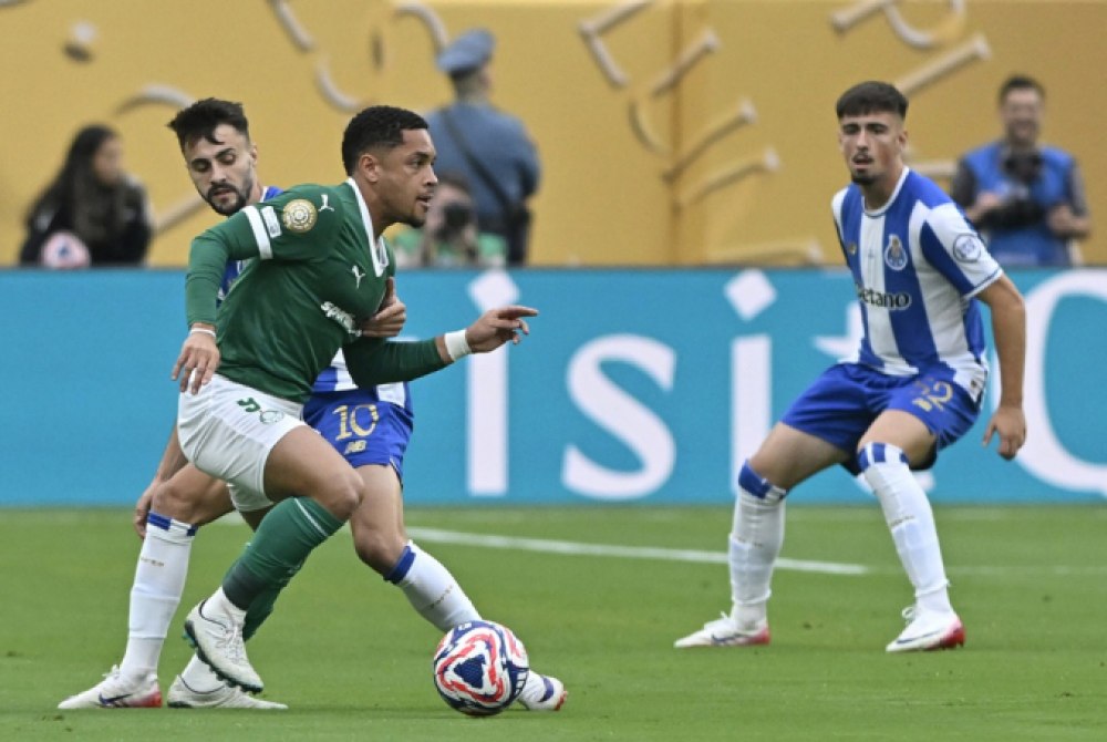 Palmeiras domina o Porto, mas para no goleiro e estreia no Mundial com empate por 0 a 0.