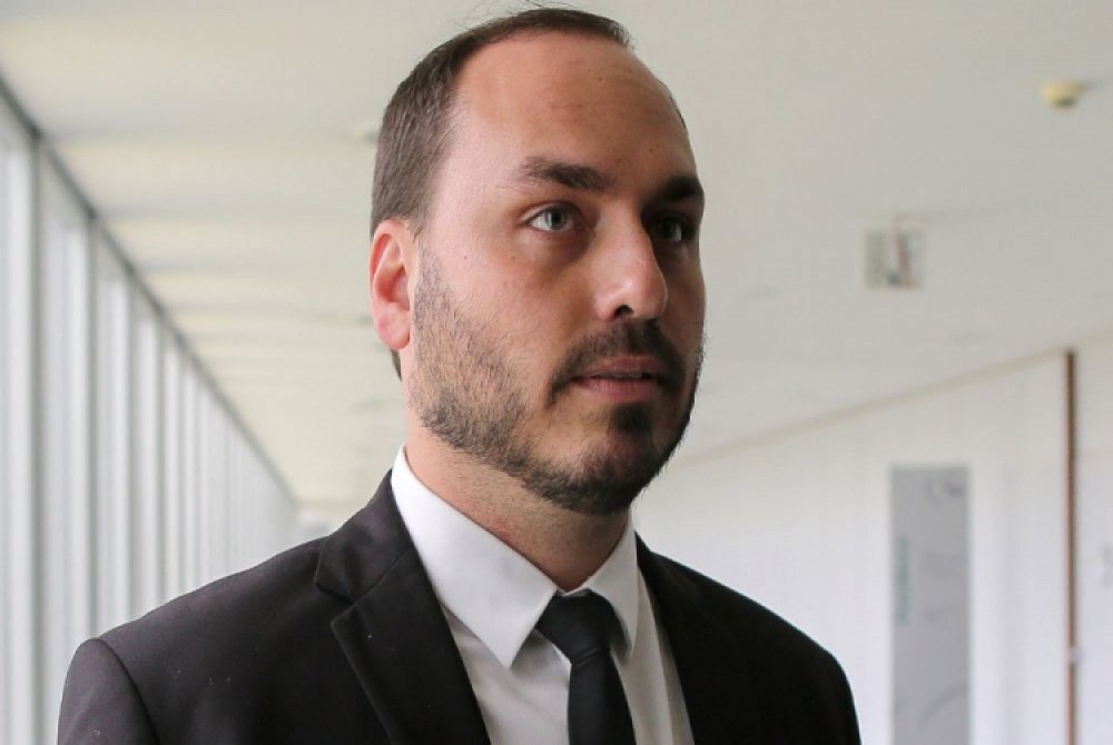 Carlos Bolsonaro diz que mal-estar do pai � consequ�ncia de facada em 2018.