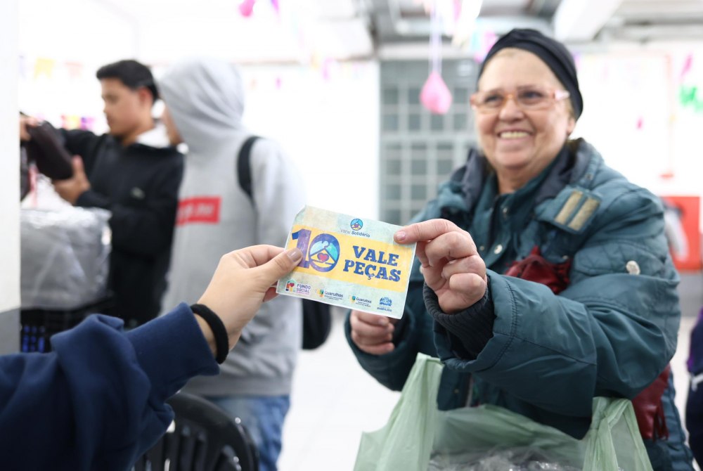 Fundo Social de Guarulhos distribui mais de 3 mil pe�as no primeiro Varal Solid�rio.