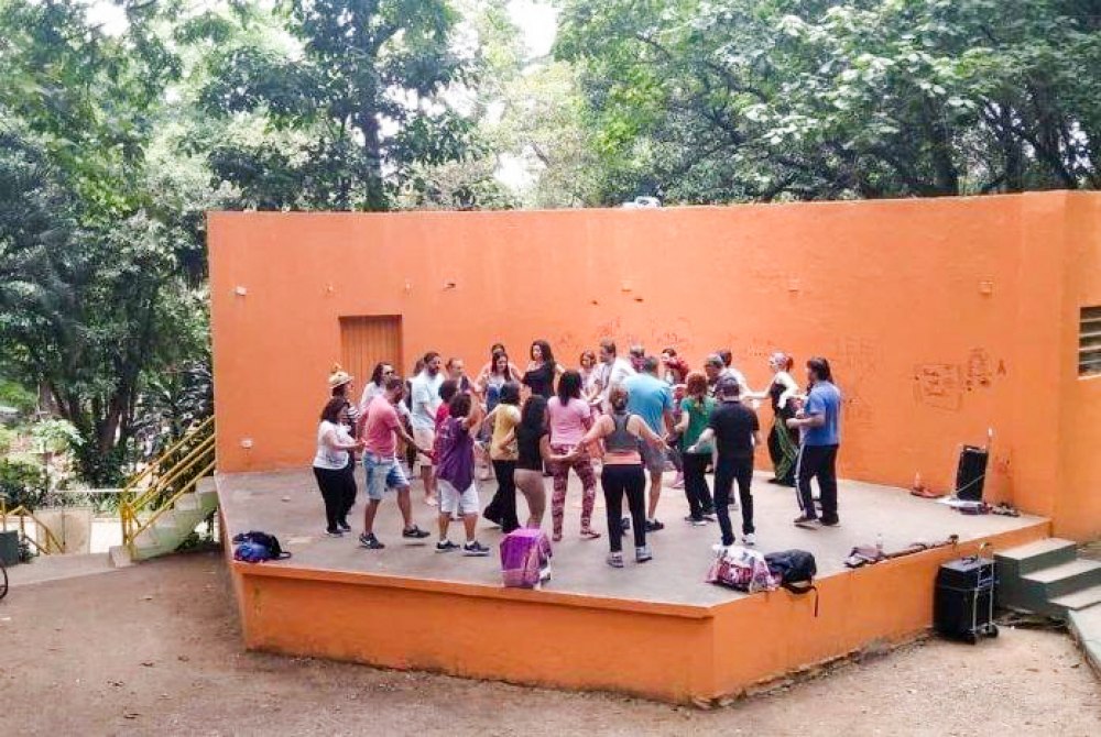 Dan�a circular no Bosque Maia convida � conex�o com a natureza no Junho Marrom.
