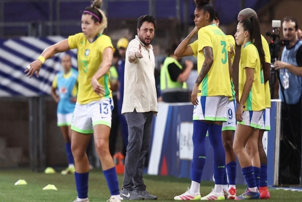 Brasil abre dois, mas leva virada da Fran�a no �ltimo amistoso antes da Copa Am�rica.