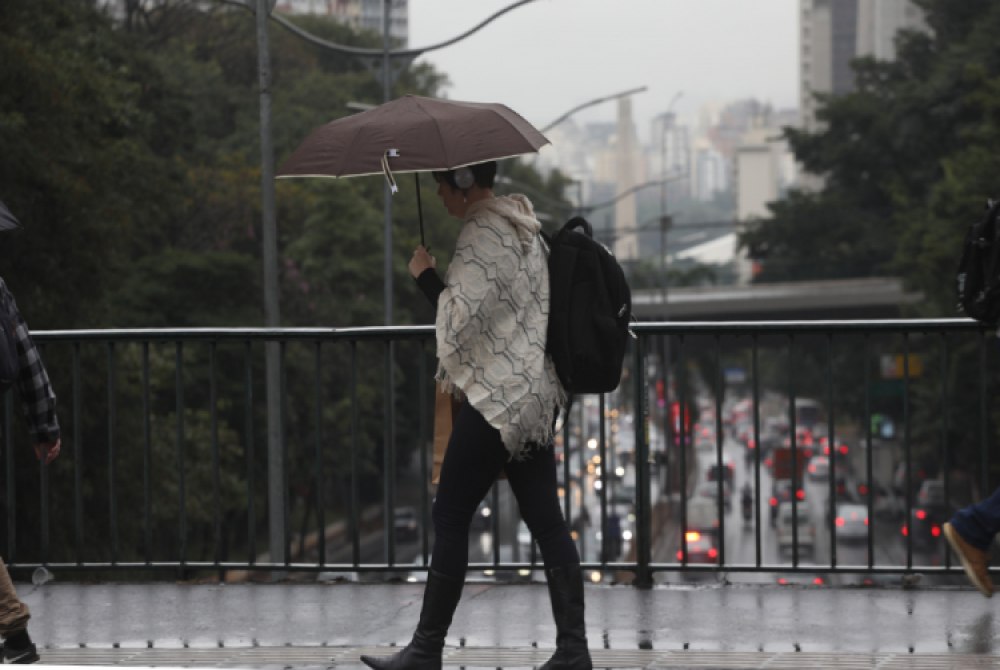 Chegada de frente fria provoca chuva e baixas temperaturas em SP nesta ter�a-feira.