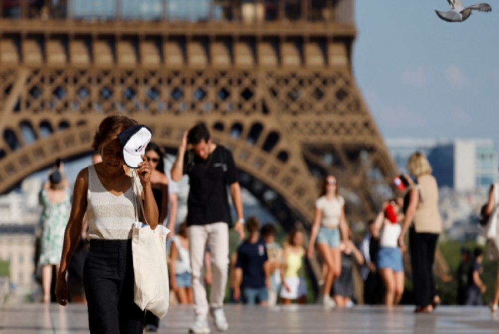 Paris entra em alerta vermelho por onda de calor que atinge parte da Europa.