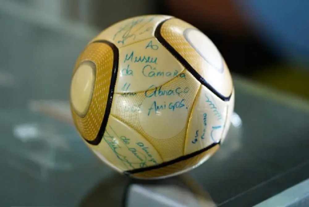 Homem que furtou bola autografada por Neymar � condenado a 17 anos de pris�o.