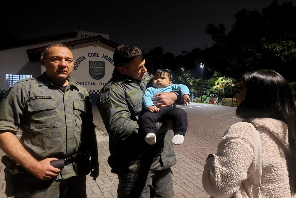 GCM salva beb� com manobra de desengasgo no Jardim Adriana.
