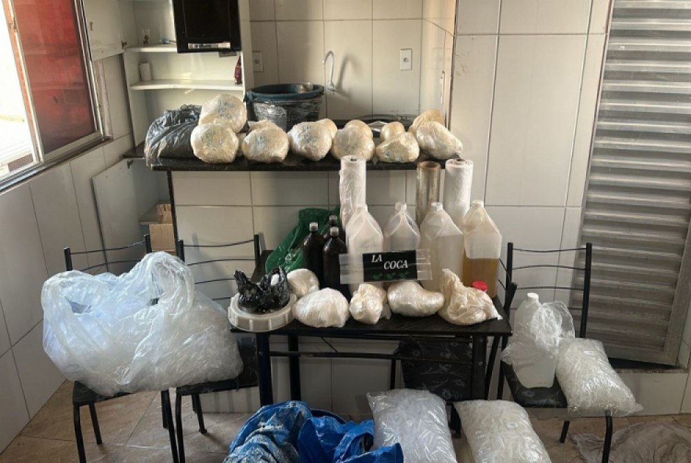 Bope faz opera��o no Complexo da Mar�, troca tiros com traficantes e encontra laborat�rio de drogas; homem � baleado.
