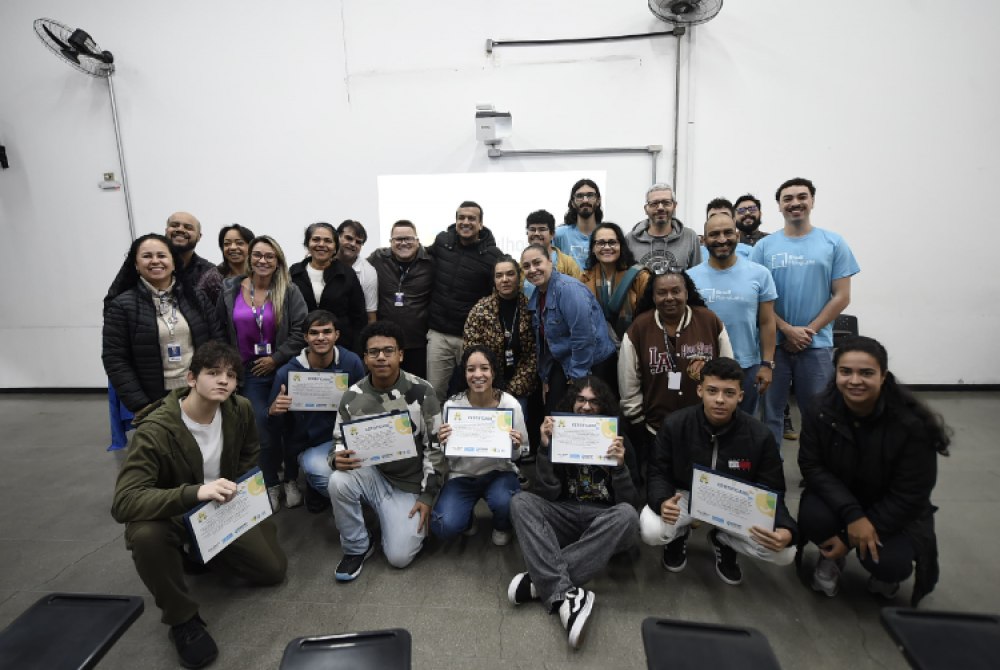 Prefeitura entrega certificados de curso de programa��o e pilotagem de drones a alunos do Ensino M�dio.