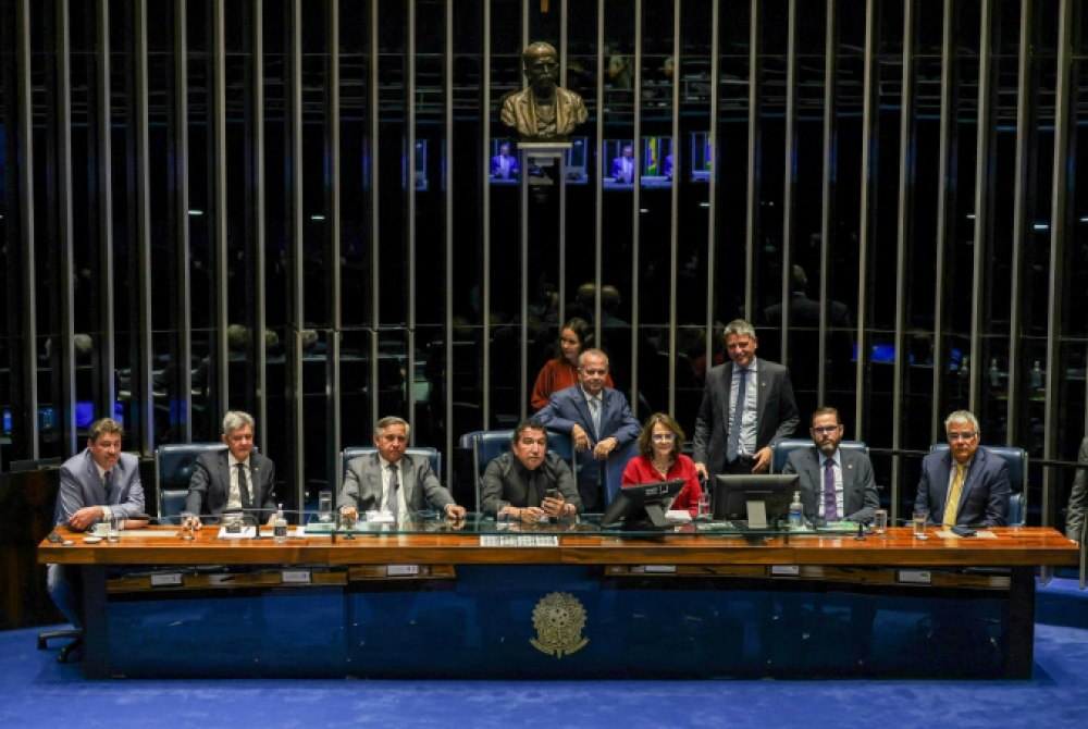 Oposi��o libera Senado ap�s quase 48 horas de ocupa��o.