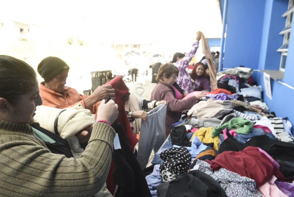 Varal Solid�rio do Fundo Social de Guarulhos distribui 2 mil roupas e leva dignidade � Cidade Sat�lite.