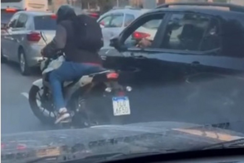 Motorista reage a tentativa de assalto em tr�nsito no Brooklin e atira em criminoso.
