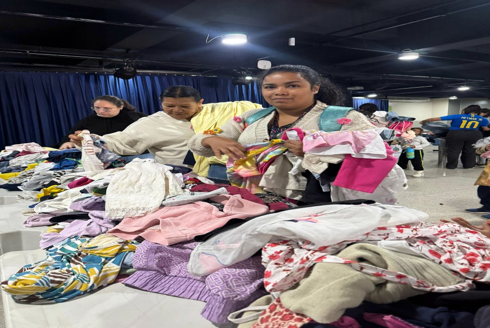 Varal Solid�rio do Fundo Social beneficia mais de 110 fam�lias e espalha calor humano no CEU Bonsucesso.