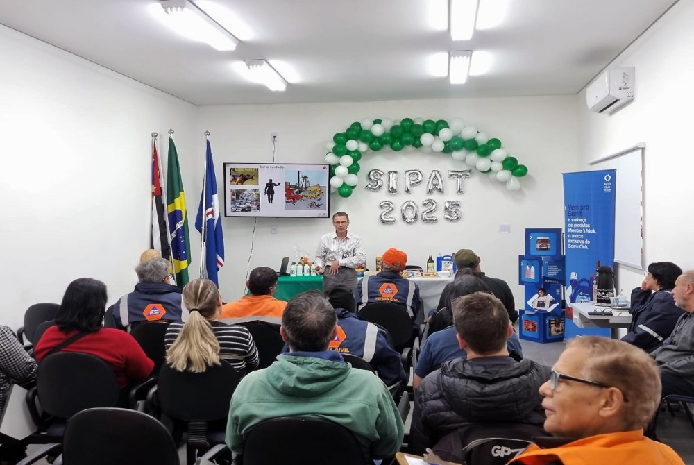 Servidores da Defesa Civil de Guarulhos recebem orienta��es de primeiros socorros.