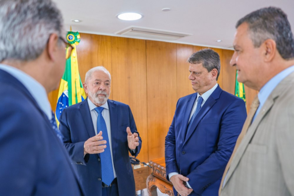 Lula e Tarc�sio rivalizam em disputa sobre ?paternidade? de opera��o contra o crime organizado.