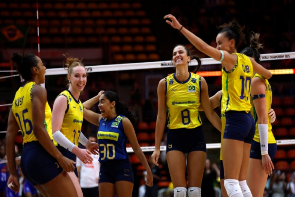 Em jogo tenso, Brasil bate Fran�a e vai �s semifinais do Mundial de v�lei feminino.