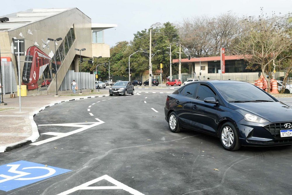 Prefeitura inaugura bols�o de ve�culos para facilitar embarque e desembarque de passageiros no Cecap.