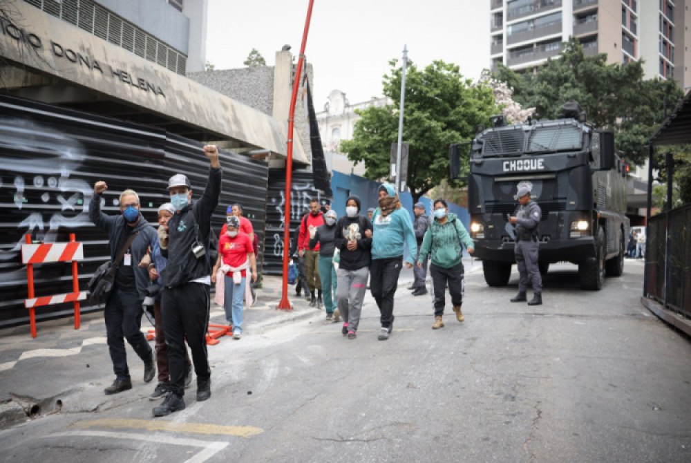 PM de SP usa bombas de efeito moral contra ocupa��o de pr�dio abandonado na capital.