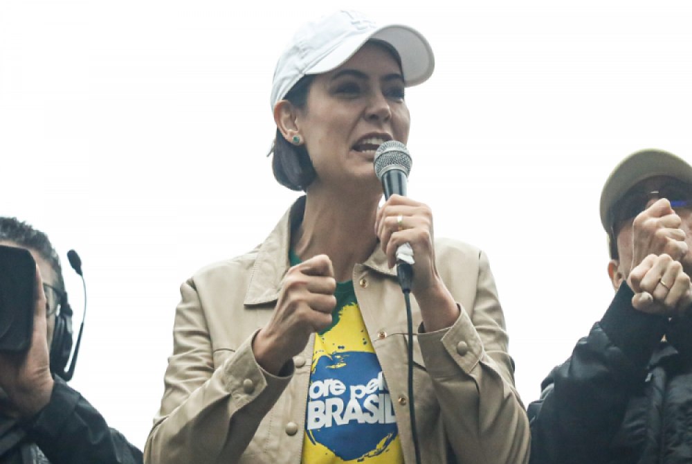 Michelle chora em discurso, afirma que Bolsonaro ?� maior l�der da direita? do Brasil e fala em ?persegui��o religiosa?.