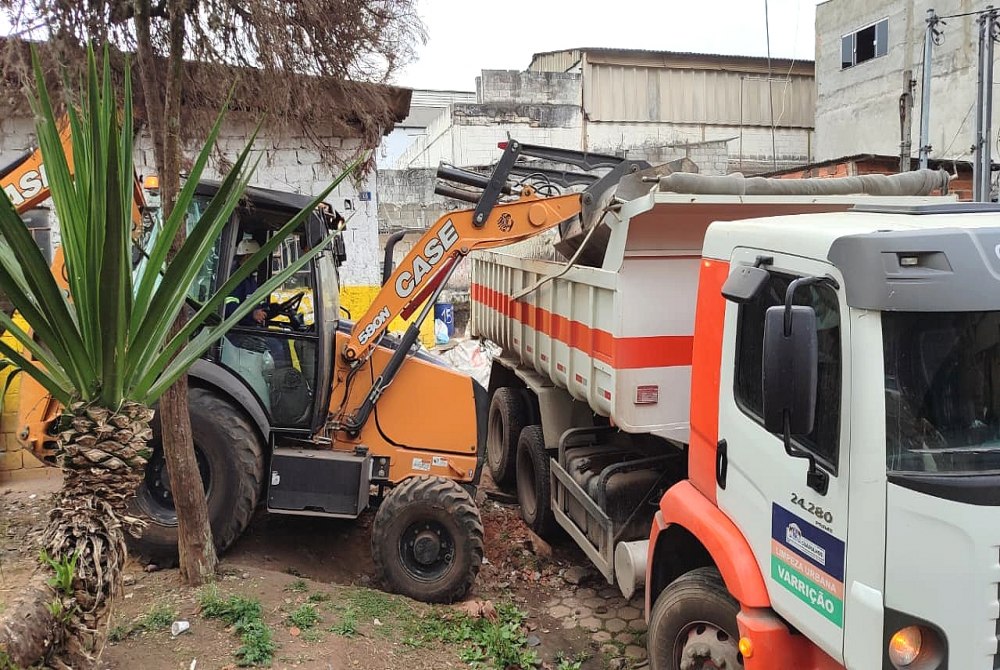 Prefeitura de Guarulhos remove 85 toneladas de descarte irregular na Vila Para�so.
