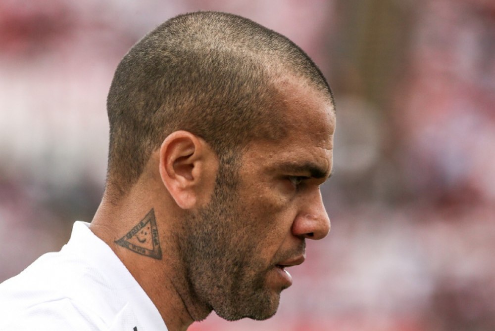 Daniel Alves perde disputa na Justi�a e ter� que pagar indeniza��o ao Pumas.