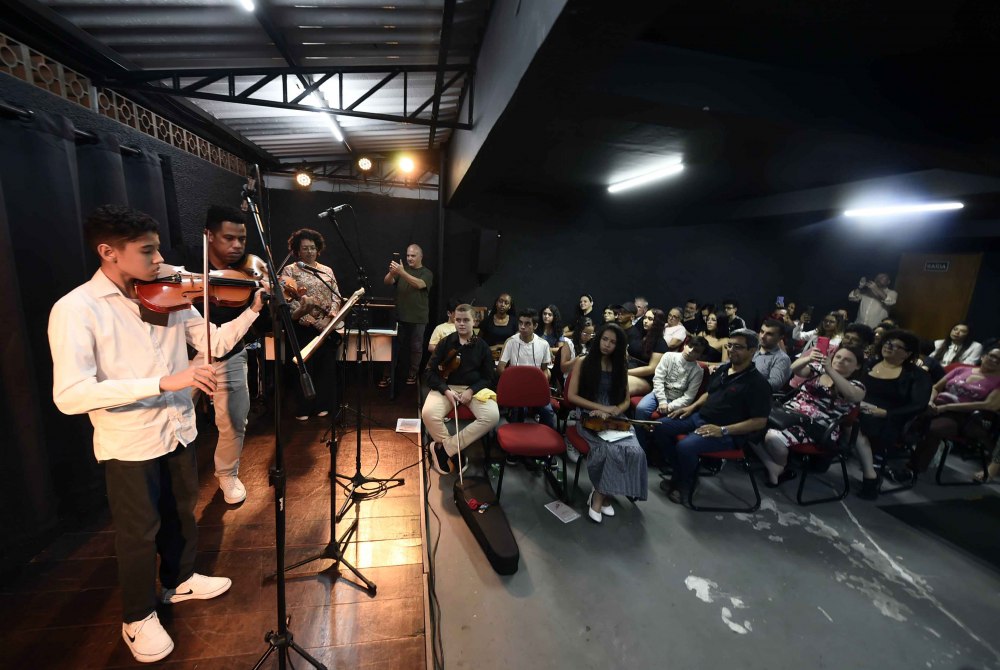 Alunos de violino do Conservat�rio Municipal de Guarulhos tocam em recital de formatura.