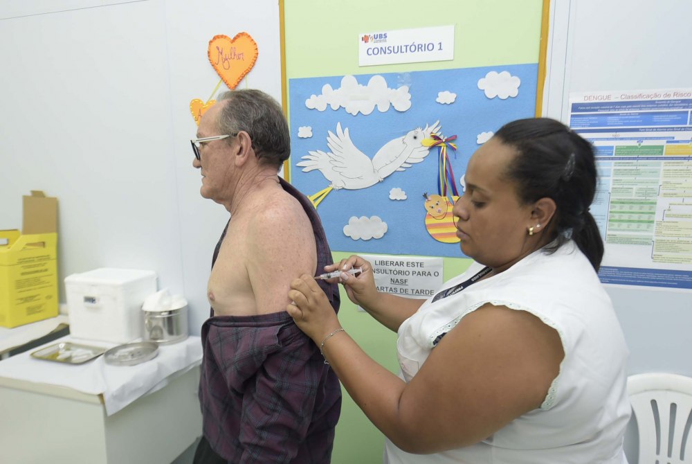 Guarulhos refor�a vacina��o contra febre amarela para romeiros.
