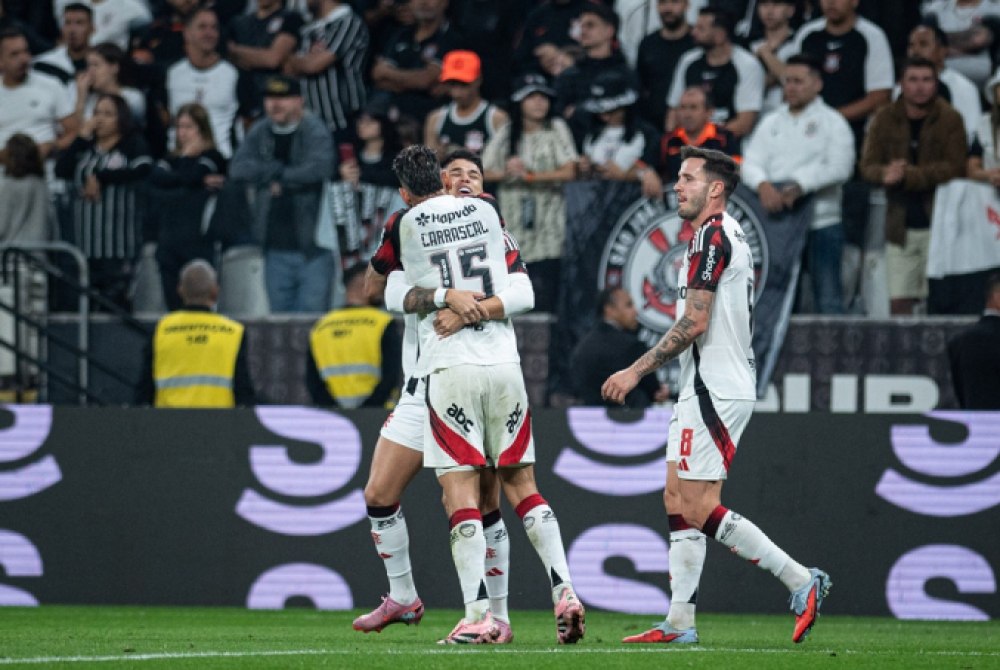Flamengo vence o Corinthians de virada em Itaquera e amplia vantagem na lideran�a do Brasileir�o.