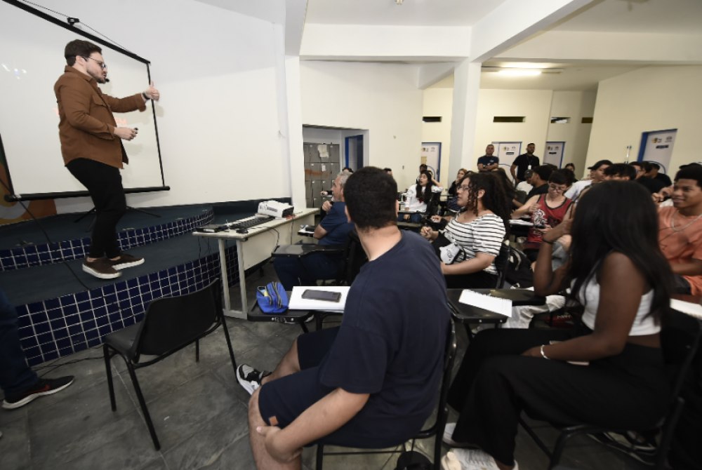 Projeto Jovem Empreendedor leva palestra interativa a alunos de escola estadual na Vila Tijuco.