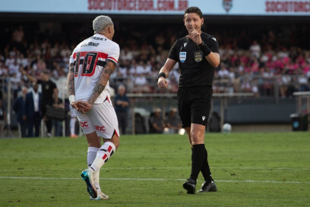 S�o Paulo se revolta com arbitragem ?escandalosa? em cl�ssico; CBF afasta ju�zes.
