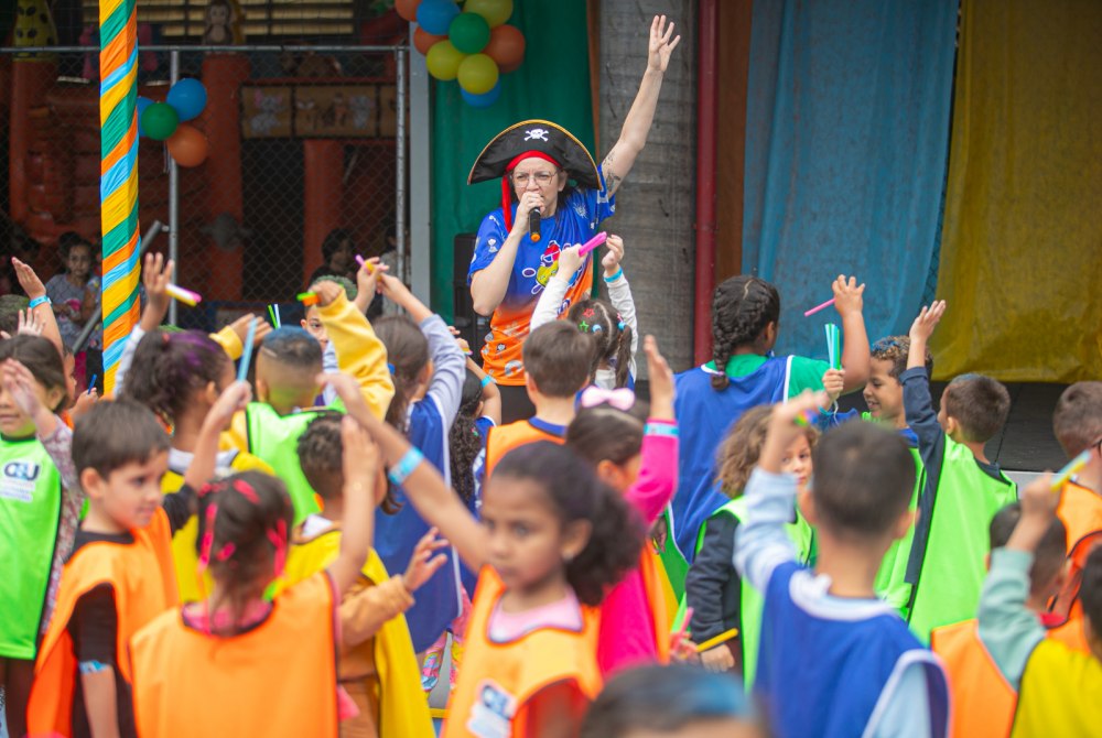 Festa das Crian�as anima p�blico cheio de energia dos CEUs Ottawa e Rosa de Fran�a.