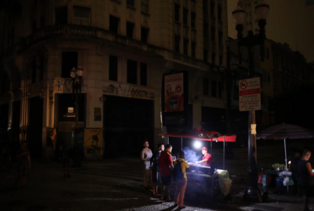 Apag�o � registrado em diferentes estados do pa�s na madrugada desta ter�a-feira.