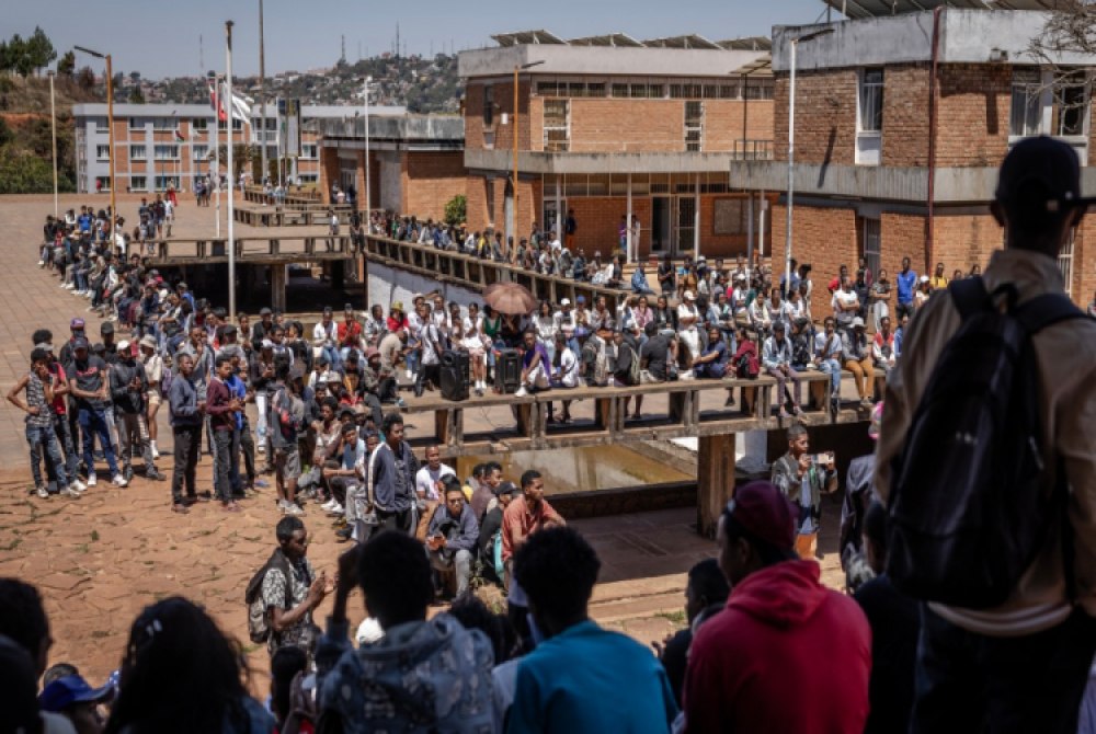 Madagascar entra em regime militar ap�s golpe de Estado.