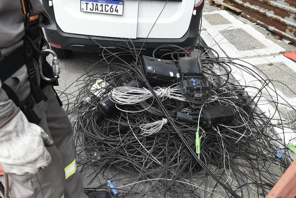 Guarulhos inicia programa Segue o Fio para retirada de fia��o em desuso pendurado em postes.