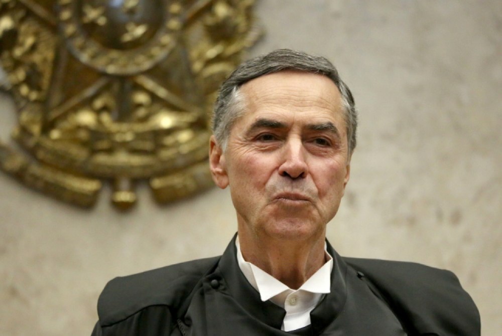 Lula deve indicar Jorge Messias ao STF; escolha pode causar atrito no Congresso.