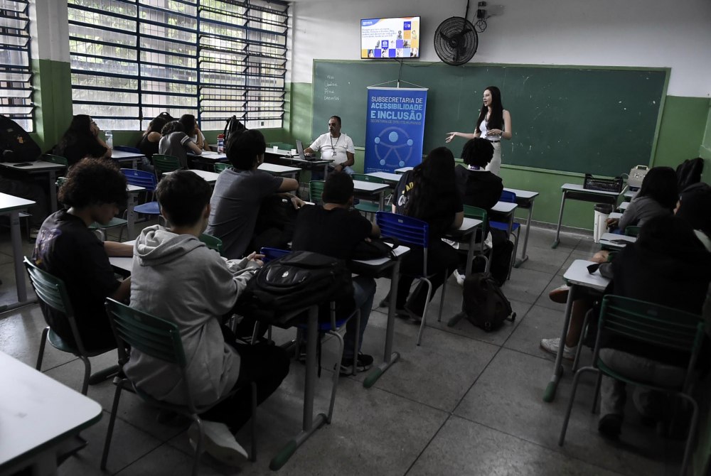 Prefeitura leva projeto Juventude na Escola para alunos da Vila Galv�o.