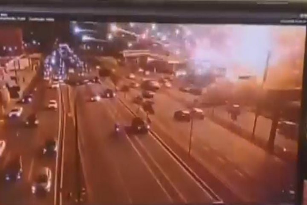 Explos�o no Tatuap�: v�deo mostra clar�o e rajadas de fogos cruzando avenida.