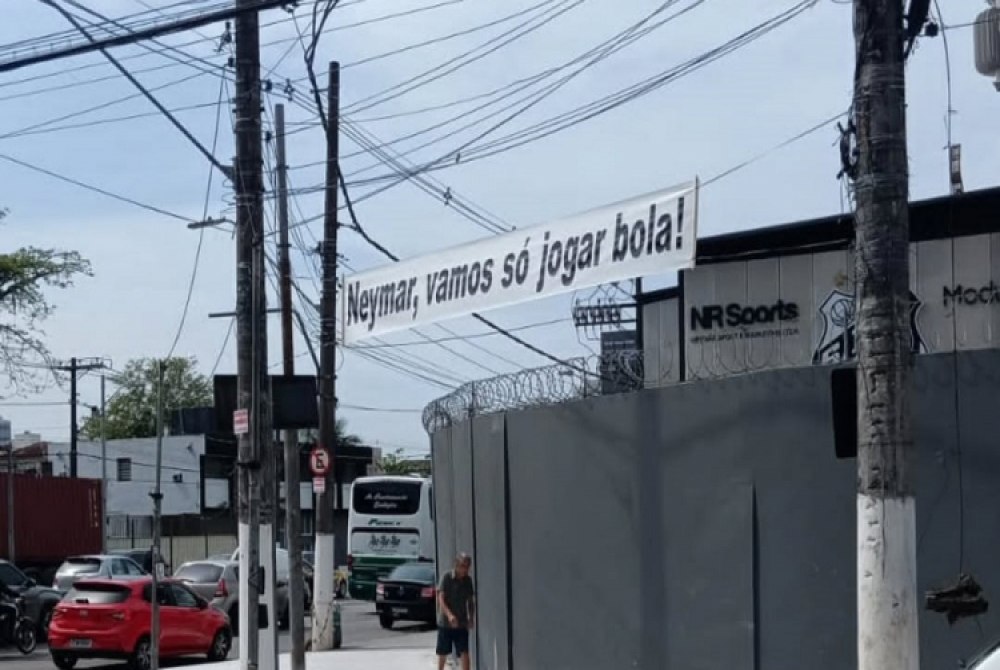 Neymar � cobrado em faixa colocada na frente do CT do Santos: ?Vamos s� jogar bola?.