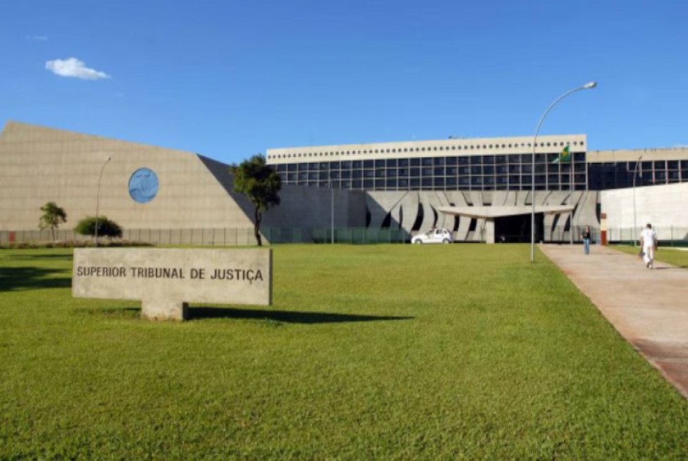 Lula sanciona lei que cria mais de 300 cargos comissionados no STJ.