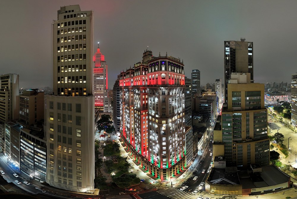 Edif�cio Martinelli recebe ilumina��o de Natal pela primeira vez na hist�ria.