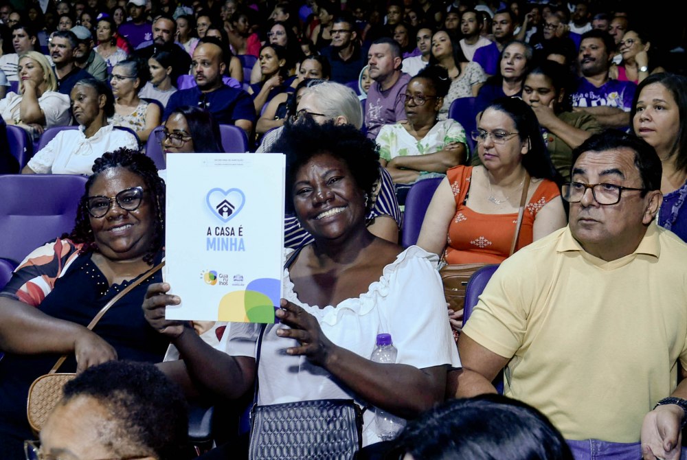 Prefeitura entrega t�tulos de propriedade para mais de 1.300 fam�lias em 11 meses.