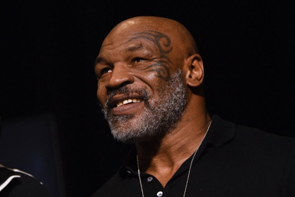 Mike Tyson anuncia �frica como local para a luta de exibi��o com Floyd Mayweather em mar�o.