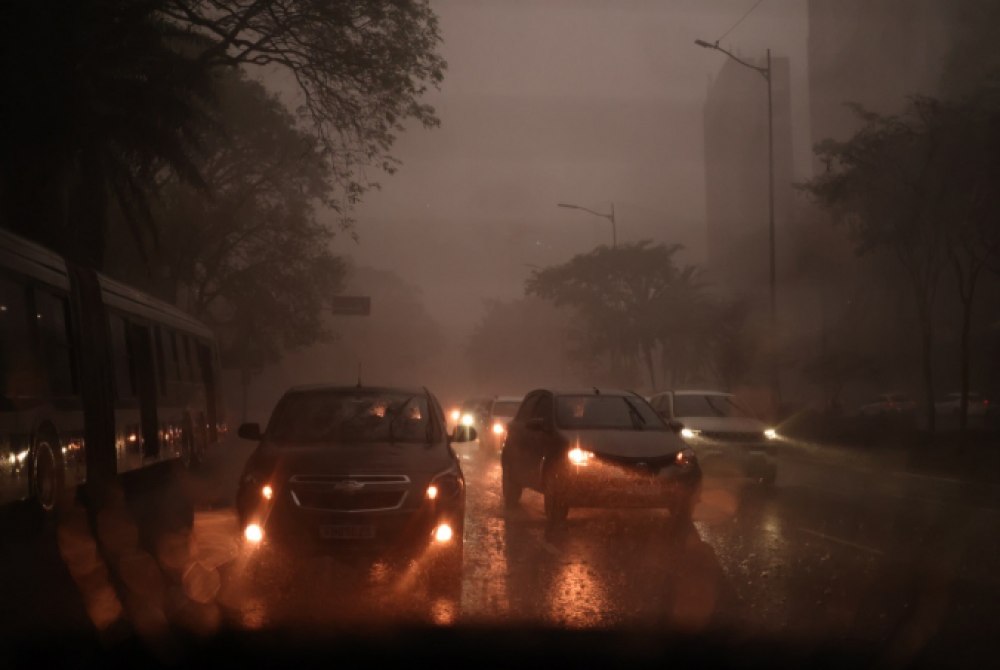 S�o Paulo bate recorde de congestionamento com greve de �nibus e chuva.