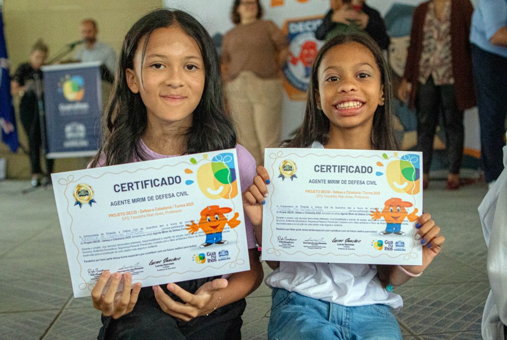 Alunos da EPG Teresinha Mian recebem certificado de conclus�o do curso de defesa e cidadania.