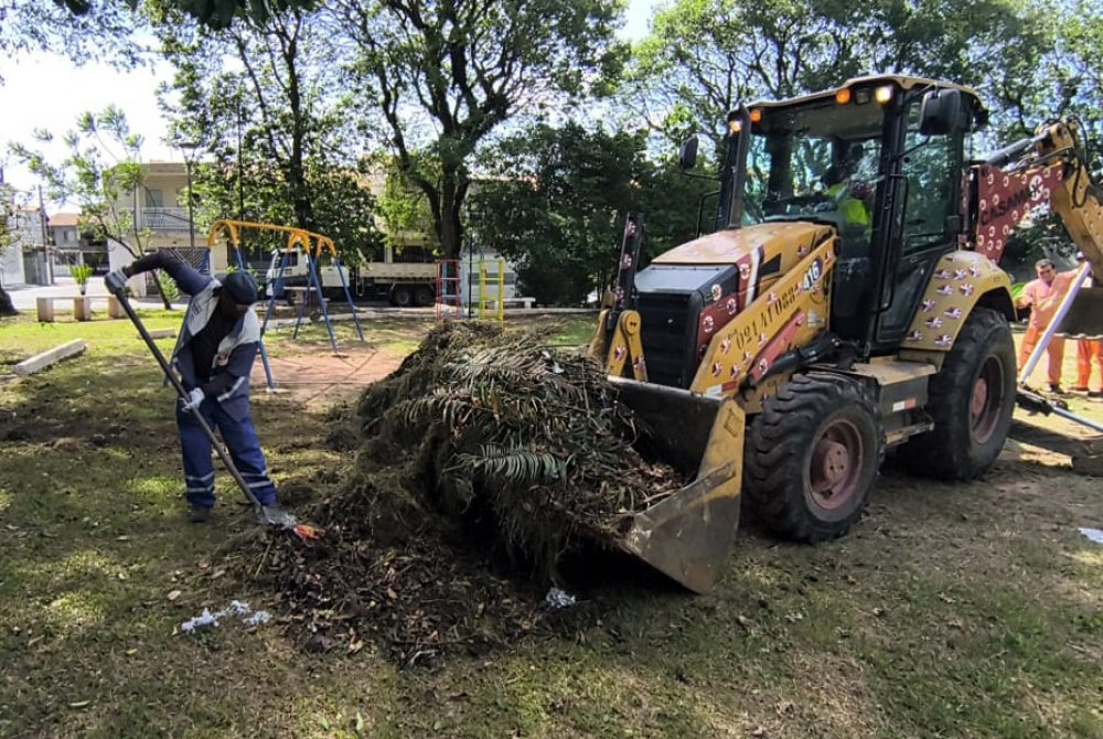 Prefeitura realiza remo��o de res�duos em cinco bairros da regi�o de Cumbica.